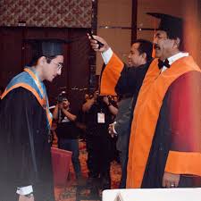 Maudy ayunda terlihat anggun dengan outfit spesial yang dipilihnya. Maudy Ayunda Dan 11 Artis Yang Ramaikan Wisudaldr2020 Berprestasi