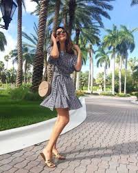 A black, white and grey style philosophy is only one click away. Beige Leather Flat Sandals With Black And White Dress Outfits 4 Ideas Outfits Lookastic