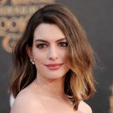 Anne hathaway sfoggia un look rosso fuoco accompagnato dall'hairstyle bon ton con la frangia (laterale) protagonista. Hairstyle Story L 039 Evoluzione Del Look Di Anne Hathaway