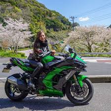 画像に含まれている可能性があるもの 1人 バイク 屋外 バイカーの女の子 女性ライダー バイクに乗る女性