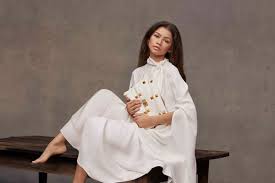 Undercover disney channel starlet, zendaya. Marie Claire Arabia Ø²ÙŠÙ†Ø¯Ø§ÙŠØ§ Ø§Ù„ÙˆØ¬Ù‡ Ø§Ù„Ø¬Ø¯ÙŠØ¯ Ù„Ù‡Ø°Ù‡ Ø§Ù„Ø¯Ø§Ø± Ø§Ù„Ø¹Ø§Ù„Ù…ÙŠ Ø©