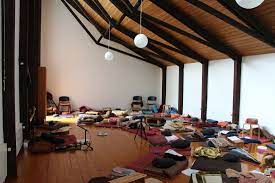 Wir gehen achtsam und wissensklar den stillen inneren weg der geistesruhe und gewinnen befreiende einsichten in die natur des lebens durch eigenes erleben und erkennen. Bildergalerie Haus Der Stille Buddhistisches Meditationszentrum In Roseburg