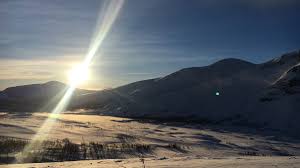 Stf kebnekaise fjällstation med ladjovagge och skartaklacken 1293 möh i bakgrunden. The People And The Mountain About Life At The Foot Of Kebnekaise Rexsac