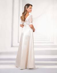 Dieser pinnwand folgen 287 nutzer auf pinterest. Sehr Edles Brautkleid Aus Glanzendem Seiden Satin Mit Einem Rock In Eleganter A Linie Und Knochelumspielender Lange Monica Kleidung Brautkleid Kleid Hochzeit
