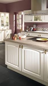 cuisine composee d un ilot central avec placards blancs plan de travail effet marbre et hotte aspirante situee cuisine classique ilots central cuisine cuisine