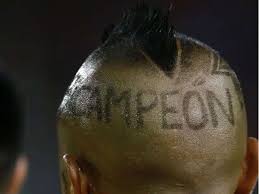 La roja con vidal a la cabeza: Fc Bayern Arturo Vidal Prasentiert Eine Neue Frisur Fc Bayern