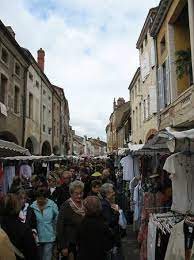 The vallière forms part of the commune's southeastern border, then flows into the solnan, which. Markt In Louhans Bild Von Louhans Saone Et Loire Tripadvisor