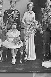 A great way to complete the gift is to add a photo of them from their engagement. Hochzeitsgeschenk Royal Wedding Gifts