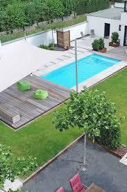 Moderner Garten Mit Pool Holzterrasse Und Betonplatten Pool Im Garten Gartenpools Garten