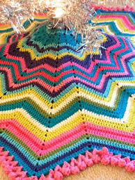 These acts as a base for christmas tree with angular edges resembling the shape of christmas tree. Christmas Tree Skirt Free Crochet Pattern Stricken Wolle