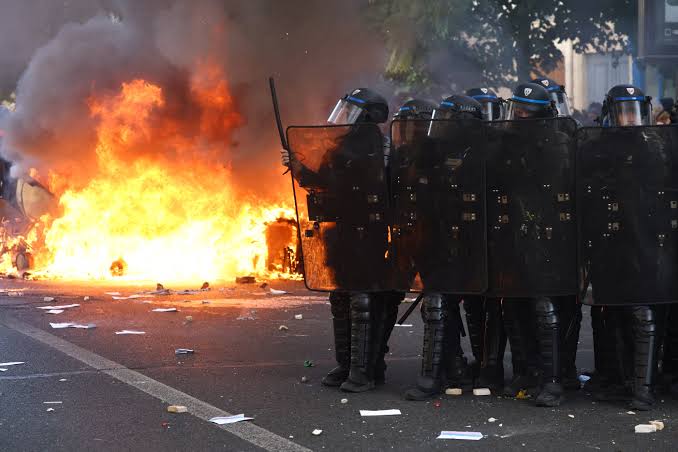 Riot police clash with demonstrators on biggest day of French student protests - as it happened | Reuters
