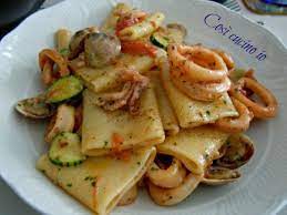 Lessate la pasta in abbondante acqua salata a cui avrete aggiunto del brodo di pesce, così da darle più sapore. Paccheri Vongole Calamari E Zucchine Ricetta Primi Piatti Pasti Italiani Ricette Ricette Frutti Di Mare