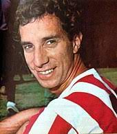 Esta lleno de arreglos obvios, como aplausos, riffs pegadizos, estribillos simples y lo mas importante de todo, carece de todo tipo de sorpresa. Carlos Bilardo Wikipedia