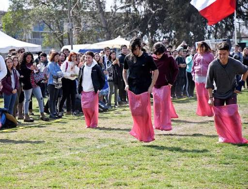 Juegos tradicionales y diversión marcaron la fiesta de la chilenidad UC 2019