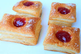 Debemos cortarlos a la medida que queráis (o dejarlos como están) y ya nos hemos deleitado con 10 recetas con hojaldre dulces; Pasteles De Hojaldre Y Mermelada