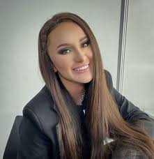 Ex-solista grupei Artik & Asti a revenit! Artista lanseaza o piesa in care  „arde” amintirile trupei