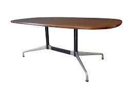 Charles And Ray Eames Designed This Table For Herman Miller S Aluminum Group Office Line Features A Large Oval A Wood Conference Table Table Conference Table