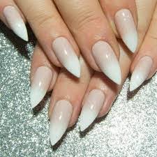 Většina lidí si je nechává odstraňovat profesionálně v salonu, ale pokud chcete, můžete si je sundat i doma. Bile A Mlecne Gelove Nehty A Babyboomer Nehtik Cz