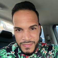 eipselfie @uneveip Hi...!!!! I am Efrain castillo, l'm 27 years old. I'm  from villa Gonzalez, am married and have a daughter her name is Emma is a  Baby and my wife name's