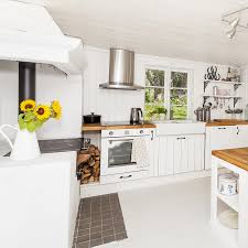 Une association qui dépoussière la classique cuisine blanche et bois en pariant sur l'association des contraires : Quel Plan De Travail Choisir Pour Une Cuisine Blanche Blog But