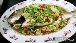 Tuangkan bahan sos (kicap, sos tiram, minyak bijan dan lada sulah) ke atas permukaan ikan. Resep Ikan Kukus Asam Manis Ala Thailand Youtube