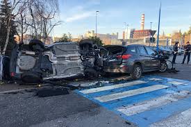 Incidente stradale oggi pèomeriggio, poco prima delle 16,30, in via inghirami a sansepolcro. Auto Impazzita Falcia Quattro Persone Sul Marciapiede Giornale Di Brescia