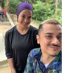 Celebrity chef and singer datuk fazley yaakob and wife datin azrene soraya abdul aziz may have been married for 13 years, but they chose to have the bersanding ceremony yesterday, specially to fulfil his late father's dying wish. Tak Pernah Tak Sweet Tindakan Fazley Tampal Kasut Isteri Tercabut Dapat Pujian Pa Ma