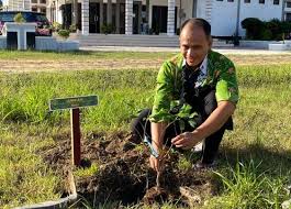 Biarkan lubang tanaman durian sekitar 1 minggu, supaya gas beracun yang ada di dalam tanah memuai karena terpapar oleh sinar matahari dan akhirnya terbawa oleh angin. Pandemi Covid 19 Tak Surutkan Aksi Gerakan Kamis Hijau Demi Wujudkan 5rin Di Pa Sukamara