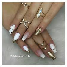 Con accesorios como piedrillas que las harán geniales Unas De Acrilico Blanco Y Dorado Con Gliter Manicura De Unas Unas Acrilicias De Gel Unas De Gel Bonitas