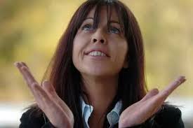 Gwasanaeth newid enw yn gwrthod cyflawni adduned i dalu £4,000 i elusen