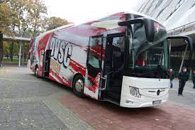 A dvsc felnőttcsapatának busza már a debreceni hódos imre sportcsarnokhoz sem érkezett meg műszaki hiba miatt, így pótjárművel kelt újra varga józsef együttese (az utánpótláscsapatok busza. A Dvsc Busz Bemutatasa Dvsc