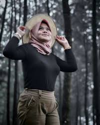 Terbuka terus sekarang pakaiannya, sedih deh! Hunting Foto Model Hijab Di Hutan Pinus Dzargon
