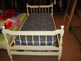 Stavi cercando vieni a letto con me al miglior prezzo? Letto Singolo In Legno Bianco Il Tendone Solidale Mercatino Dell Usato