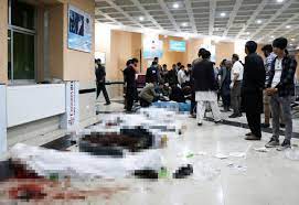 Zudem gebe es mindestens 100 verletzte, teilte das. Nach Der Schule Der Tod Mehr Als 50 Opfer Bei Anschlag In Kabul