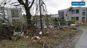 Temperatur, wetterzustand, niederschlag, wind am donnerstag kommt in mönchengladbach die sonne zwischen dichten wolken nur selten zum. Tornado Verwustet Eifelort Boen Bis Tempo 200 Wettervideo Wetteronline