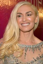 Whoa Gwen Stefani Looks Unrecognizable Without Her Usual Cat Eye And Red Lip Gwen Stefani Makeup Gwen Stefani Hair Gwen Stefani