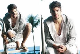 Caio castro conquistou o povo brasileiro e os holofotes da mídia quando participou de um concurso do programa caldeirão do hulk, que elegeria o novo integrante da novela teen malhação. Istoa Gente Prancipe Moderno No Papel De Edgar De Ti Ti Ti Caio Castro Foi Ala Ado Ao Posto De Novo Gala Da Globo E Bom Moa O E Roma Ntico Ele Conta Como Conquistou Sua IndependaÂªncia