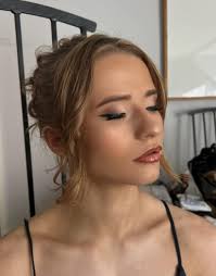 Wanting to learn something new? To gain more confidence in doing your own  makeup? Learn how to do your own wedding makeup? Or just some tips and  tricks? Book a 1:1 makeup
