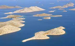 Nacionalni park kornati pokriva površinu od oko 217 km i obuhvaća 89 otoka, otočića i hridi s ukupno 185 km obalne crte. Nationalpark Kornati Hotel Ana Murter
