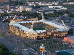 Het parkstad limburg stadion heeft een capaciteit van bijna 20.000 overdekte zitplaasen, 2500 business seats en 24 skyboxen. Pin Em Stadiums