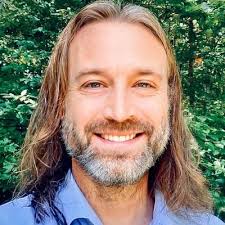 Kelly Schofield's Instagram, Twitter & Facebook