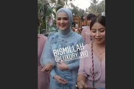 Dalam sinetron yang terinspirasi buku karya asma nadia, chika berhasil membuat penonton kesal dengan tingkah. Gelar Lamaran Dengan Roger Danuarta Cut Meyriska Deg Degan Parah