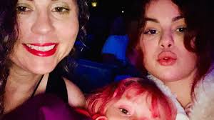 Seltenes Foto Selena Gomez Mit Ihrer Mutter Und Schwester Promiflash De Mandy teefey and selena gomez attend the 2012 vanity fair oscar party hosted by graydon carter at sunset tower on february 26, 2012 in west hollywood, california.