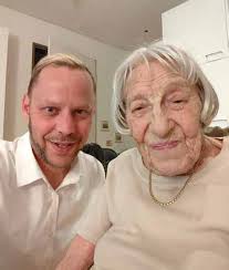 Darum sind Notrufgeräte für hochaltrige Menschen idealer als Smartphones  und Smartwatches