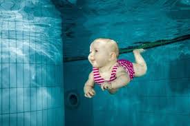 Kindersicherheit In Pool Und Schwimmteich Schwimmbad De In 2020 Babyschwimmen Baby Madchennamen Pool
