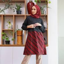 Kamu bisa menggabungkan tunik bermotif floral dengan rok polos atau sebaliknya. All Products Fittingroom11 Desain Blus Perempuan Wanita