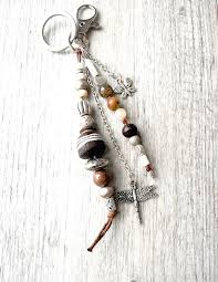 Porte Cles Ou Bijou De Sac Ethnique Boheme Chic En Perles Naturelles Gemmes Marron Et Ivoire Libellule Argentee Porte Bijoux De Sac Bijoux Porte Cle