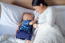 Asi yang tidak keluar atau sangat sedikit ketika bayi baru lahir kerap membuat ibu merasa cemas dan khawatir. Amankah Menyusui Sambil Tiduran Ini Jawabannya Moms