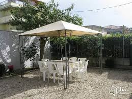 Civitanova marche, situata in campagna in zona rilassante ma non distante dai principali servizi e vie di comunicazione, si propone in affitto arredato al piano primo di casa singola, appartamento composto da ingresso, soggiorno con cucina, camera matrimoniale, cameretta ed un bagno. Casa In Affitto A Civitanova Marche Iha 55689