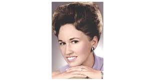 Della Gilpin's Instagram, Twitter & Facebook